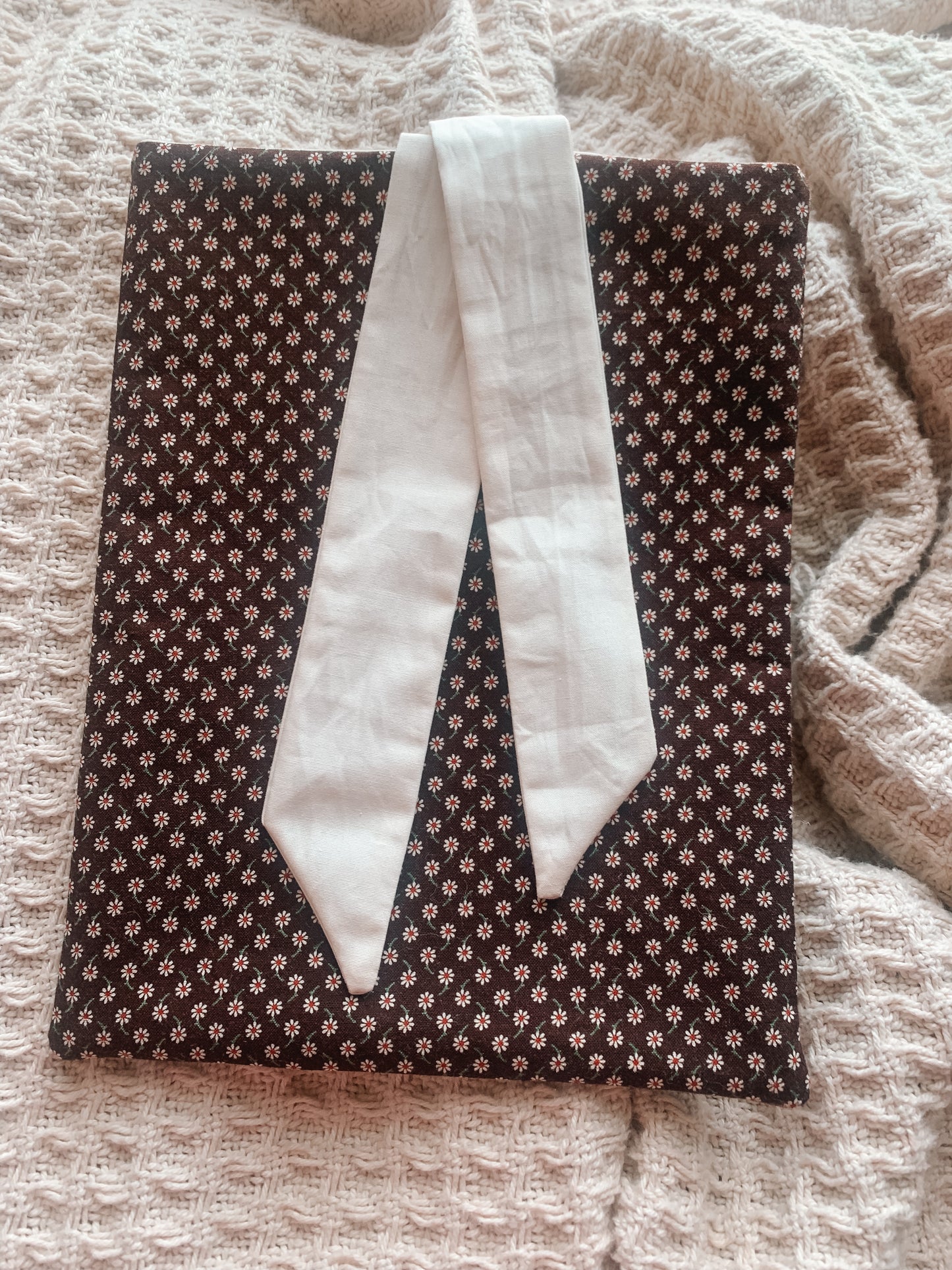 Brown Daisies Book Pouch